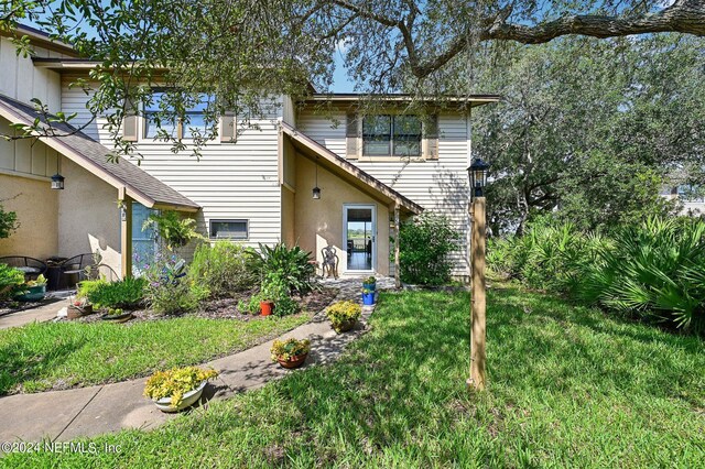 view of front facade featuring a front lawn