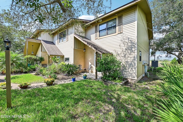 view of front of house with a front yard