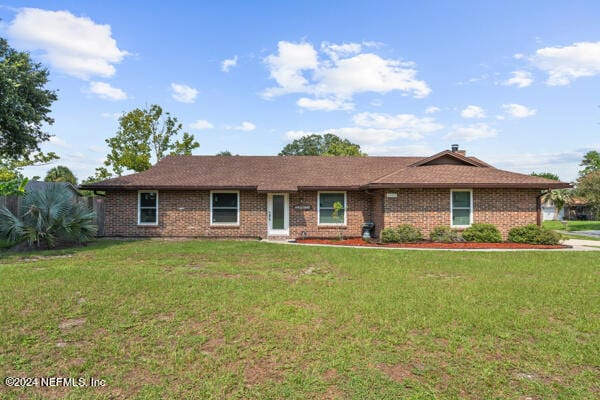 ranch-style house featuring a front lawn