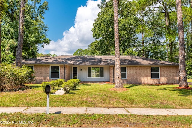 ranch-style home featuring a front lawn