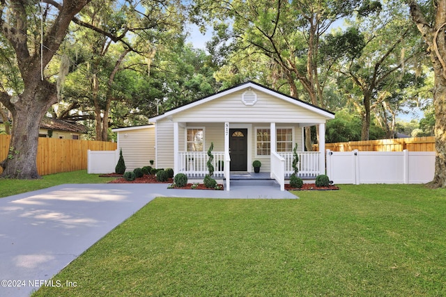 view of front of home featuring a porch and a front lawn