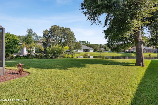 view of yard featuring a water view