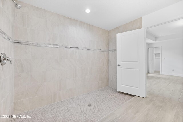 bathroom featuring a tile shower