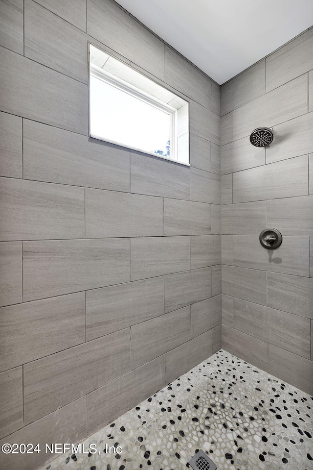 bathroom featuring tiled shower