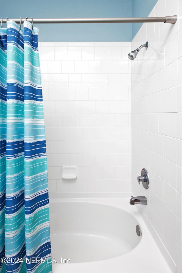 full bath with shower / tub combo with curtain