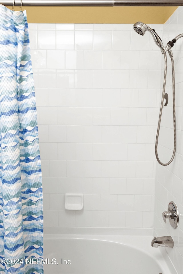 bathroom featuring shower / bath combo