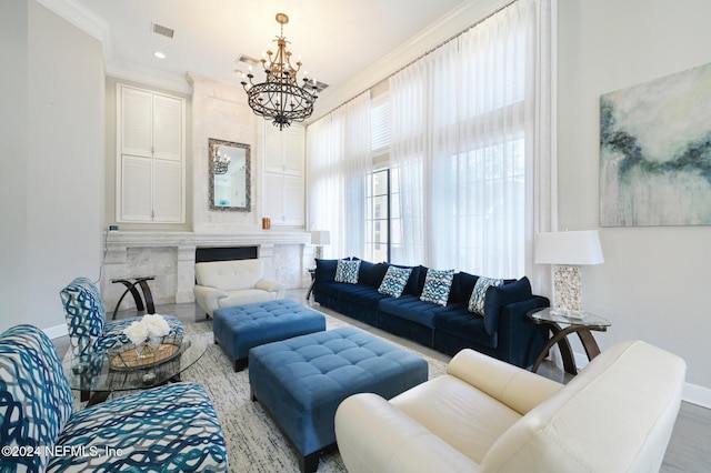 living area with baseboards, a notable chandelier, visible vents, and crown molding