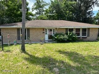 single story home featuring a front lawn