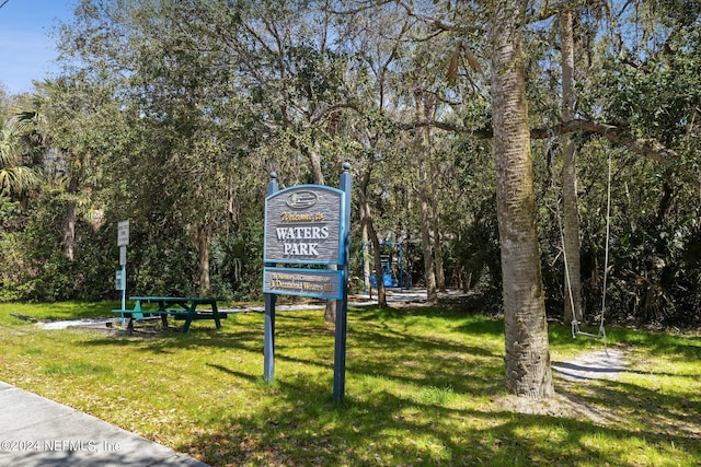 view of property's community featuring a yard