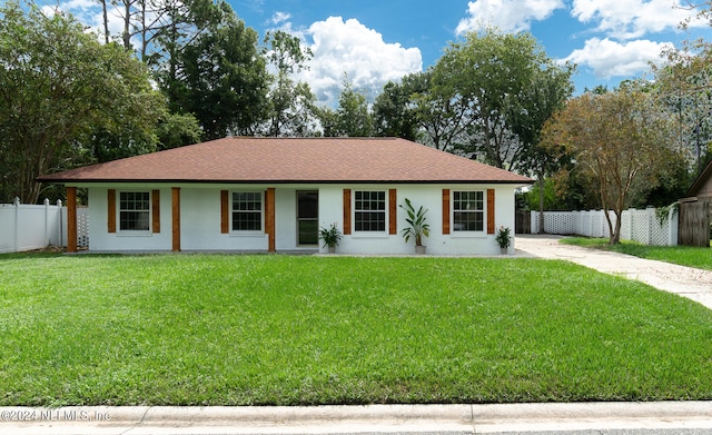 single story home with a front lawn