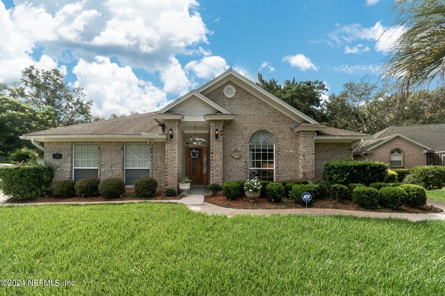 view of front of house featuring a front yard