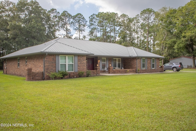 ranch-style home featuring a front lawn