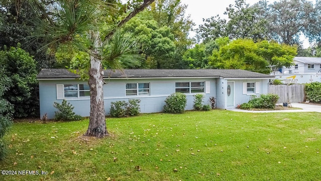 single story home featuring a front lawn