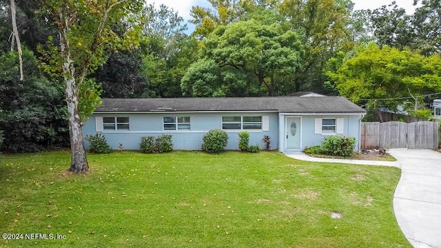 single story home featuring a front lawn