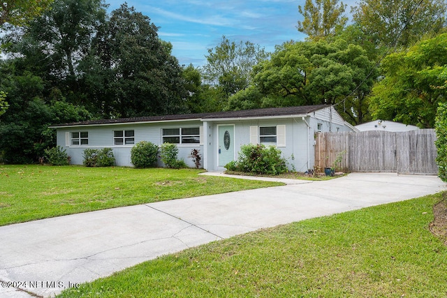 single story home with a front yard