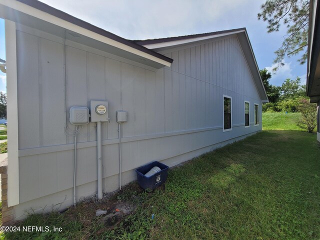 view of side of property featuring a lawn