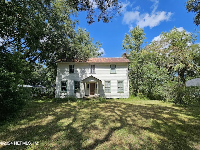 view of front of house featuring a front lawn