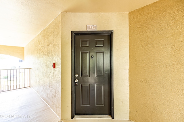 view of exterior entry with stucco siding