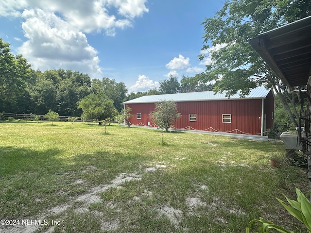 view of yard with an outdoor structure