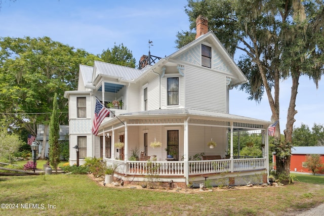 victorian-style house featuring a front lawn