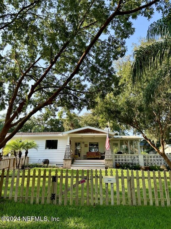 view of front of property featuring a front lawn