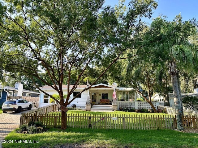 view of front facade with a front lawn and covered porch