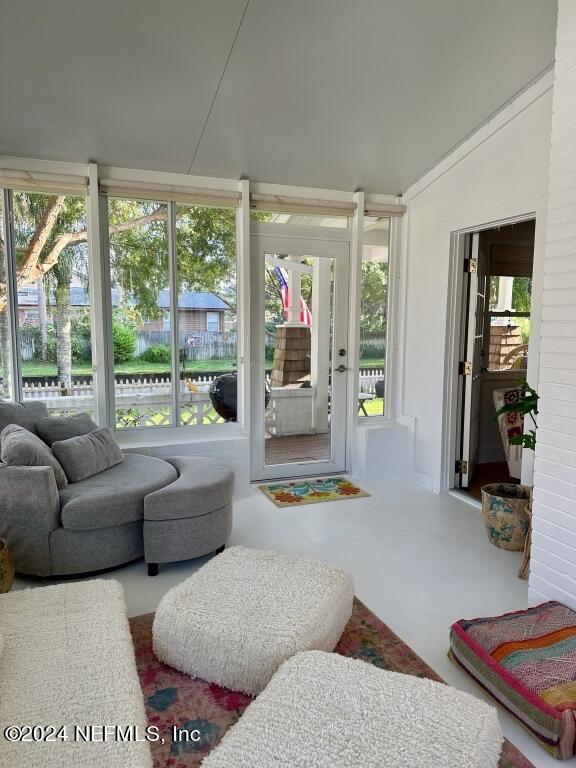 sunroom with vaulted ceiling