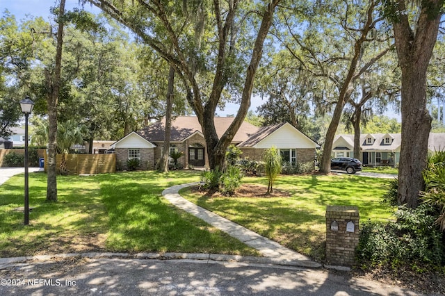 single story home featuring a front lawn