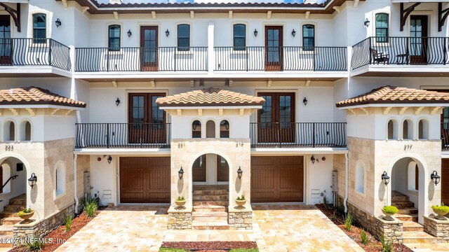 view of front facade featuring a balcony