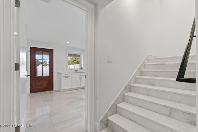 foyer featuring sink