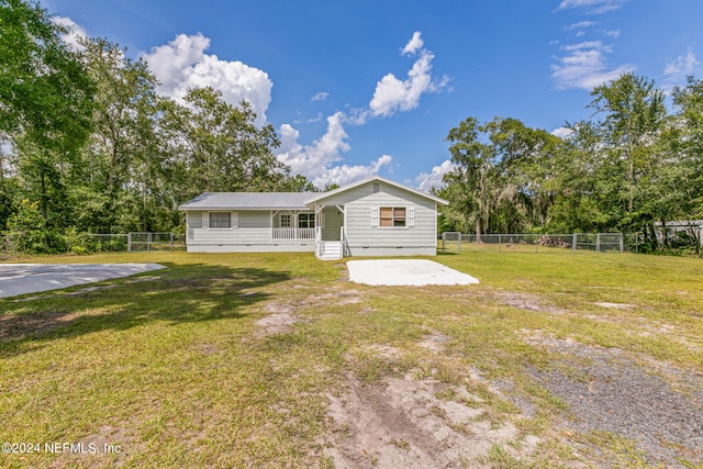 view of front of property featuring a front lawn