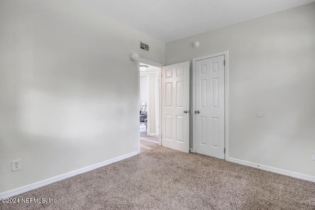 unfurnished room featuring carpet flooring