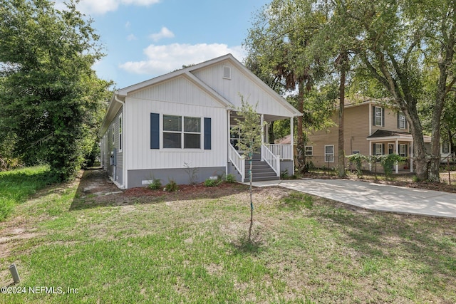 view of front of house featuring crawl space, a front lawn, and a porch
