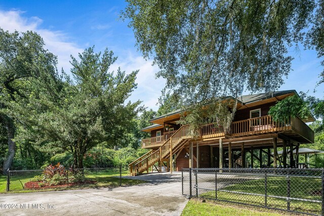 view of front facade featuring a deck