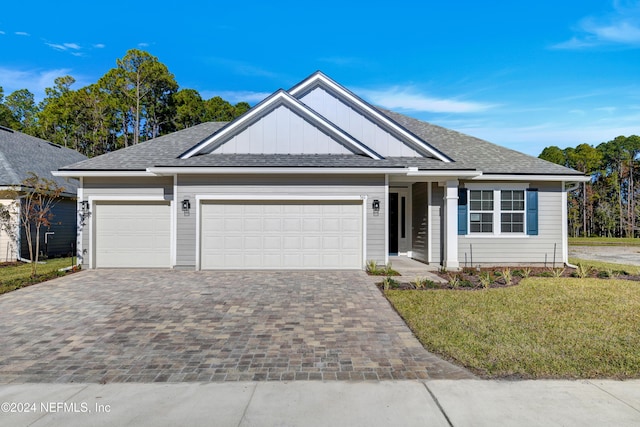 view of front facade featuring a front yard and a garage