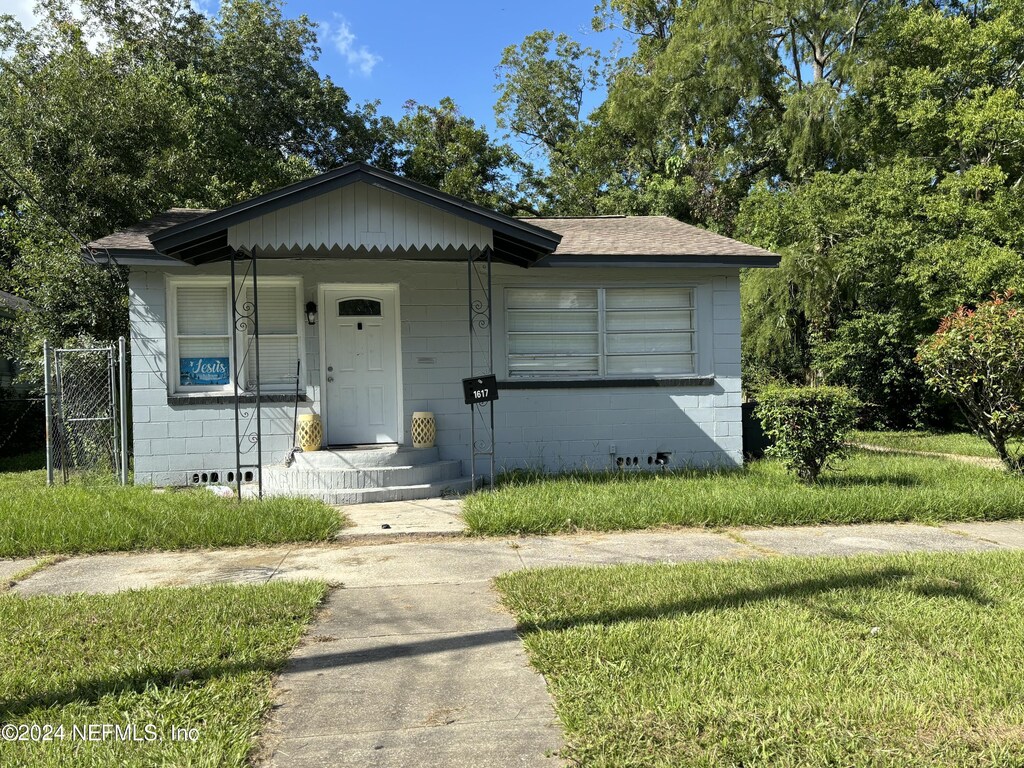 bungalow-style home with a front yard