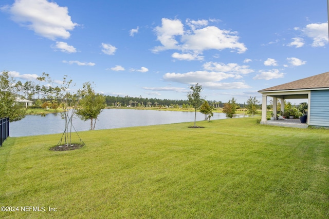 view of yard featuring a water view