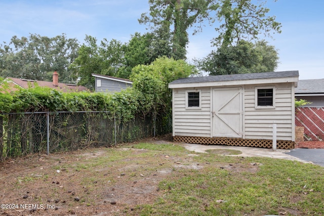 view of yard featuring a shed