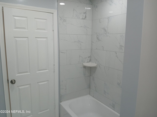 bathroom with tiled shower / bath