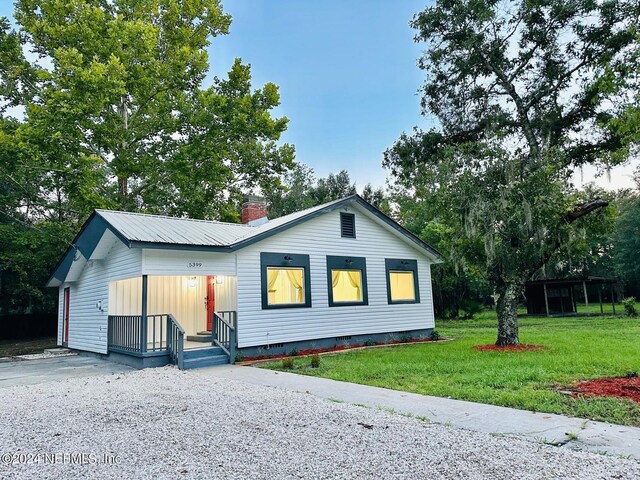 view of front facade with a front yard