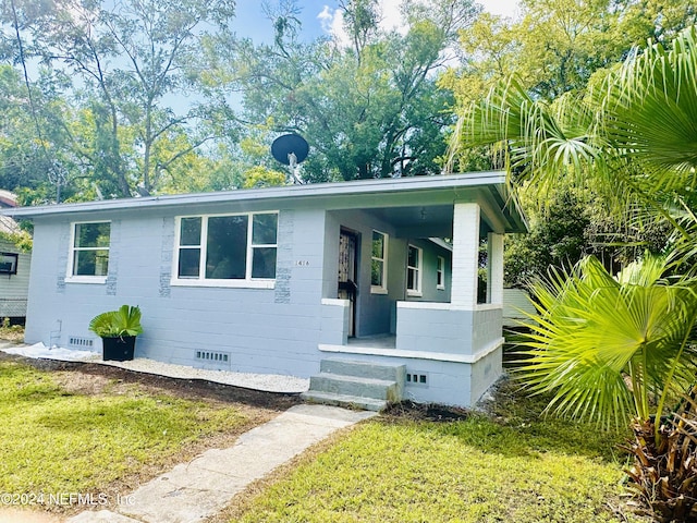 view of front of property with a front lawn