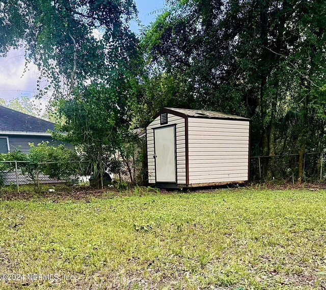 view of outdoor structure featuring a yard