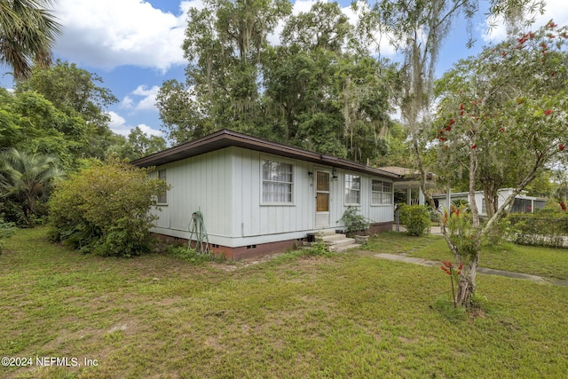 view of front of house with a front lawn