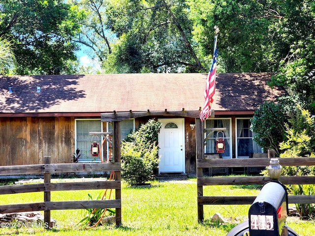 view of front facade featuring a front lawn