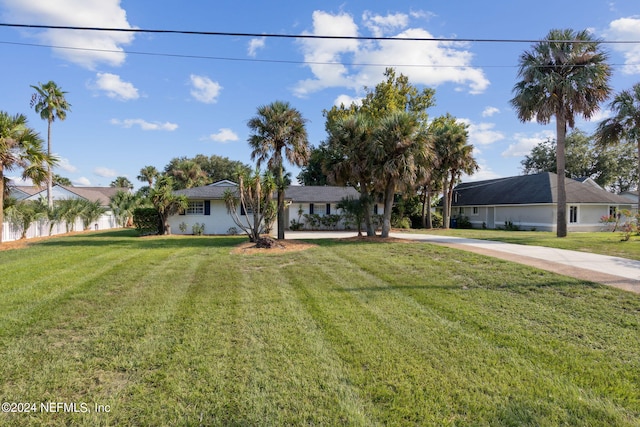 single story home featuring a front yard