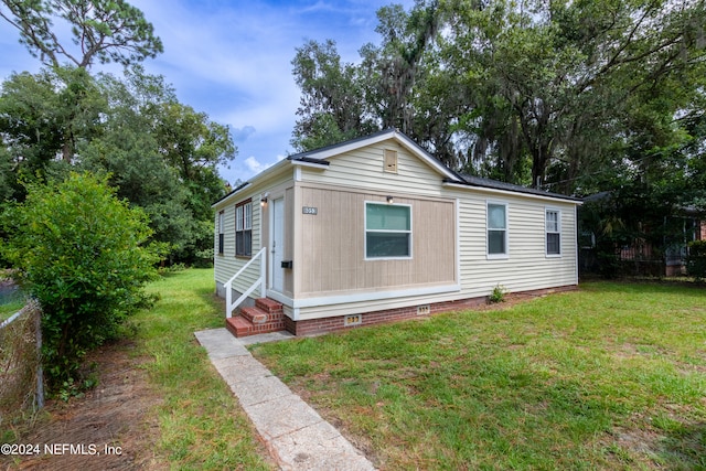 manufactured / mobile home with a front lawn