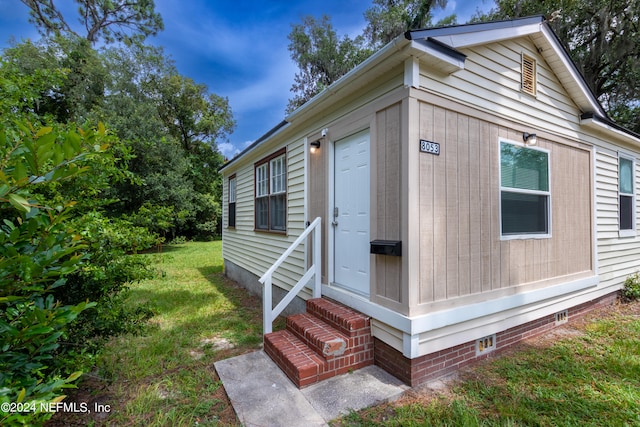 exterior space featuring a yard