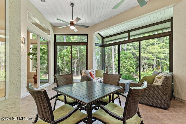 sunroom / solarium featuring visible vents and ceiling fan