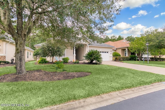 view of front facade featuring stucco siding, a garage, concrete driveway, and a front yard