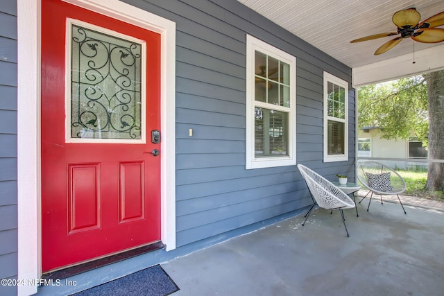 property entrance featuring ceiling fan